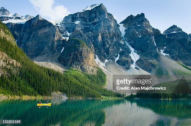 canoeists paddling on moraine lake with the wenkch - moraine lake stock-fotos und bilder
