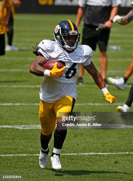 Anthony McFarland of the Pittsburgh Steelers in action during training camp at Heinz Field on July 28, 2021 in Pittsburgh, Pennsylvania.