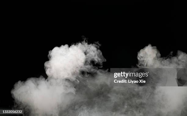 dry ice evaporation fog - 黑色的背景 個照片及圖片檔