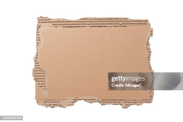 a large piece of uneven torn cardboard on white - papelão corrugado - fotografias e filmes do acervo