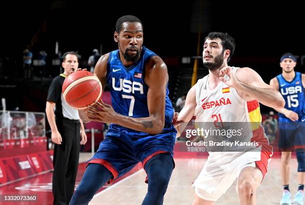 Kevin Durant of the USA looks to takes on the defence during the quarter final Basketball match between the USA and Spain on day eleven of the Tokyo...