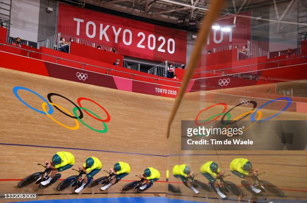 Leigh Howard, Kelland O'Brien, Sam Welsford and Lucas Plapp of Team Australia sprint to setting a new Olympic record during the Men´s team pursuit...