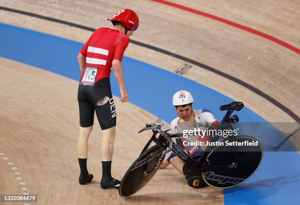 Frederik Madsen of Team Denmark takes down Charlie Tanfield of Team Great Britain during the Men´s team pursuit first round, heat 4 of the Track...