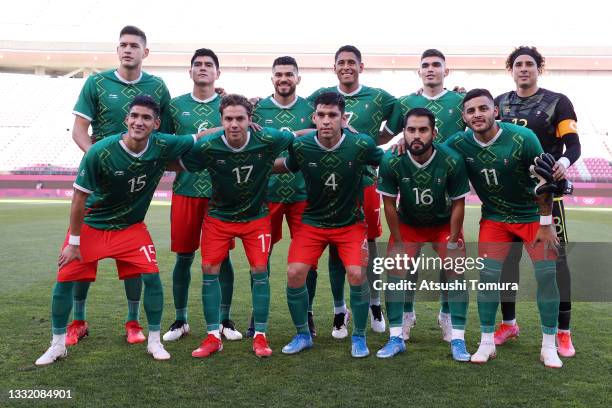 Players of Team Mexico pose for a team photograph prior to the Men's Football Semi-final match between Mexico and Brazil on day eleven of the Tokyo...