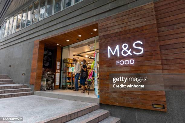 marks und spencer food in central, hongkong - marks and spencer stock-fotos und bilder