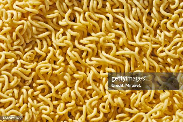 asian instant noodles texture - nouilles photos et images de collection