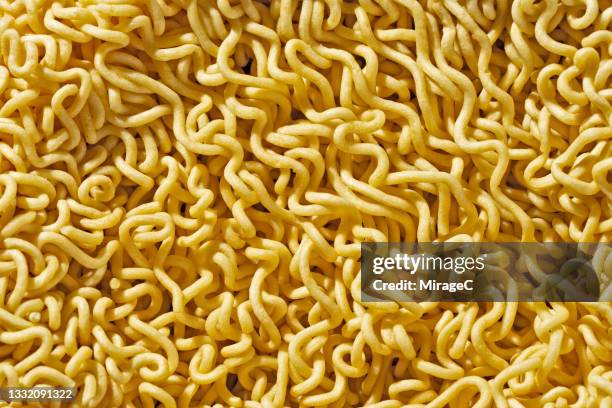 asian instant noodles texture - macarrão imagens e fotografias de stock