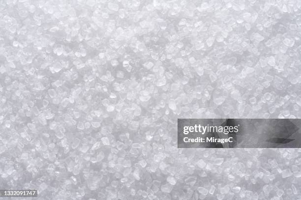 coarse sea salt grains - zout mineraal stockfoto's en -beelden