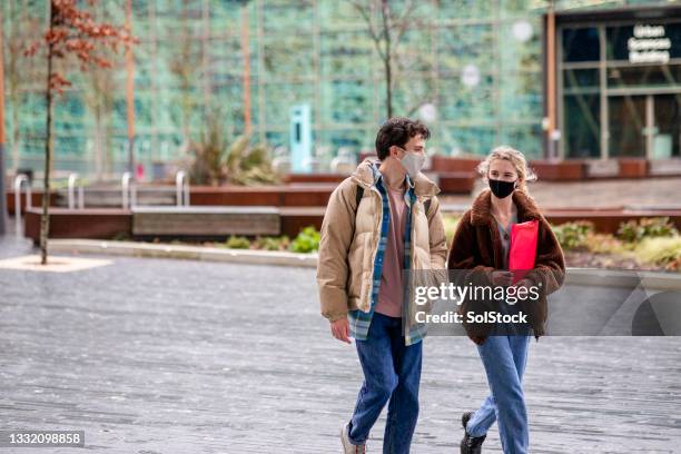 reunión en el campus - british culture walking fotografías e imágenes de stock