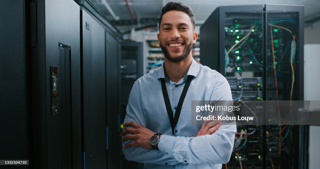 Aufnahme eines jungen männlichen Ingenieurs, der in einem Serverraum arbeitet