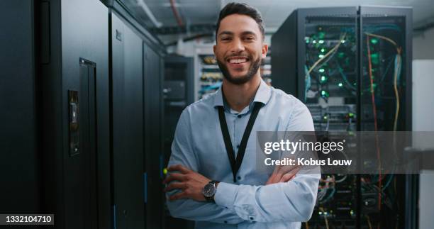 scatto di un giovane ingegnere maschio che lavora in una sala server - it technician foto e immagini stock