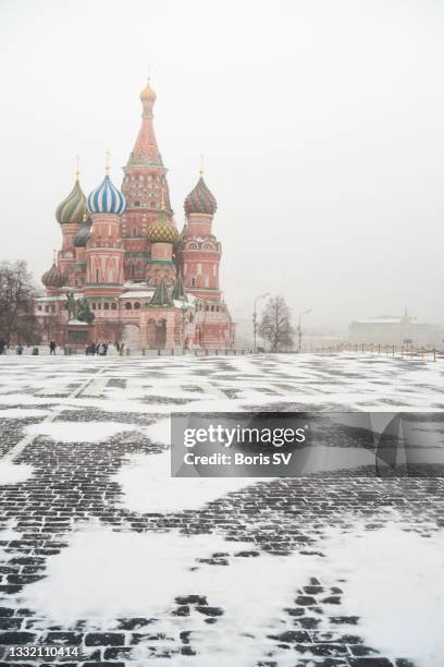 red square under snow - red square stock pictures, royalty-free photos & images
