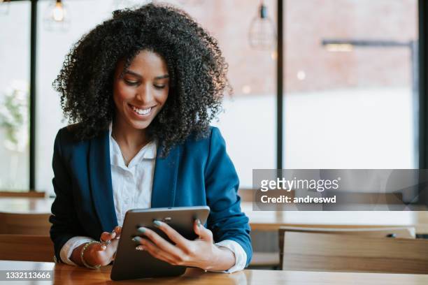 young businesswoman using digital tablet - zakenvrouw stockfoto's en -beelden