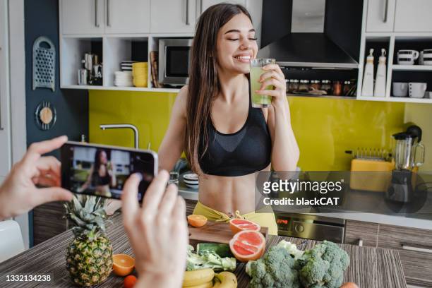 einen blog über gesunde ernährung filmen - fruit smoothie instagram stock-fotos und bilder