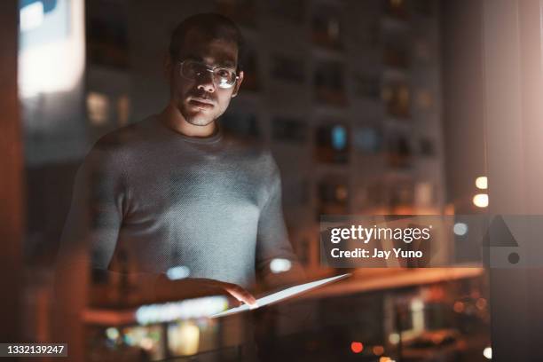 plan d’un jeune homme utilisant une tablette numérique reflétée dans une fenêtre de bureau - next level photos et images de collection