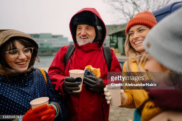 smiling tourists trying out local street food and drinks - tourist market stockfoto's en -beelden