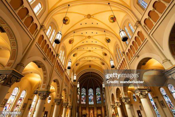 interior of the iconic cathedral of st. john, lafayette, la - lafayette luisiana imagens e fotografias de stock