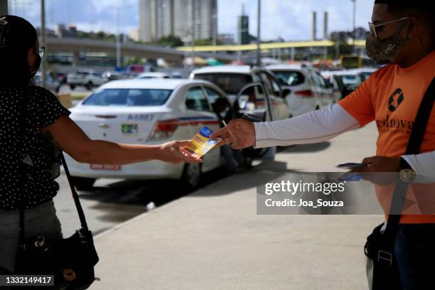 distribución de folletos en la calle - folleto buzon fotografías e imágenes de stock