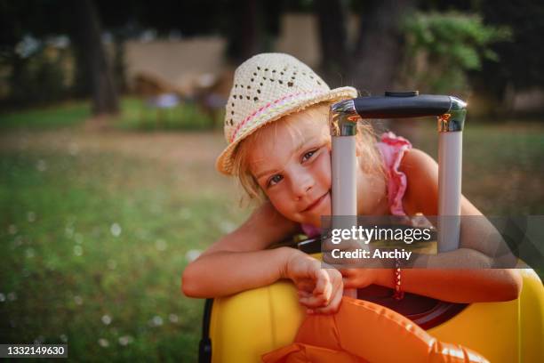 niña feliz lista para viajar - blond hair girl fotografías e imágenes de stock