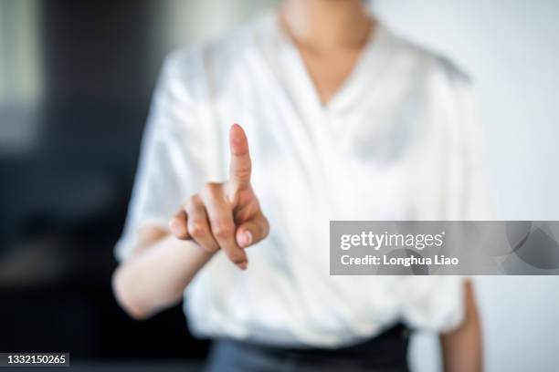 a young woman touches a virtual screen with her finger - monitor tátil - fotografias e filmes do acervo