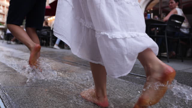 Teen Boy Barefoot点の映像素材／Bロール - Getty Images