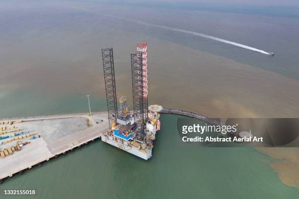 aerial view showing an oil rig moored at a commercial dock, great yarmouth, england, united kingdom - oil rig uk stock pictures, royalty-free photos & images