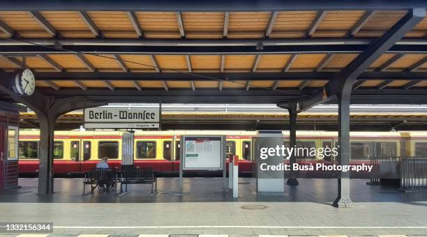 subway platform at wannsee station in berlin, germany - metrostation stockfoto's en -beelden