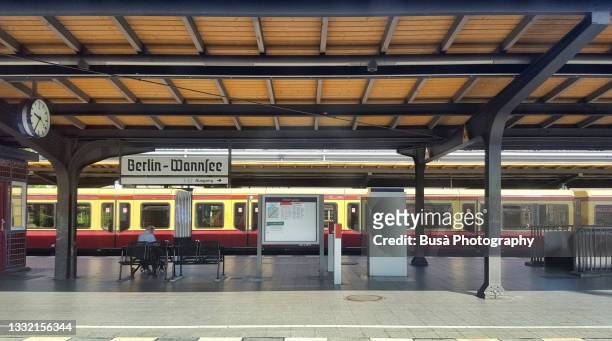 subway platform at wannsee station in berlin, germany - underground station 個照片及圖片檔
