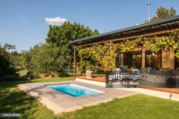 patio trasero de una casa de campo en un día soleado en verano - jardín de detrás fotografías e imágenes de stock