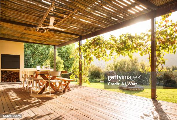 晴れた午後の素朴なパティオのテーブルと椅子 - プール　庭 ストックフォトと画像