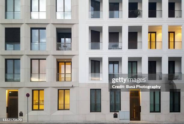 modern block-shaped residential buildings in the historic center of berlin, germany - façade immeuble photos et images de collection