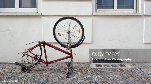 capsized bike missing a wheel on sidewalk in berlin - broken spectacles stock pictures, royalty-free photos & images