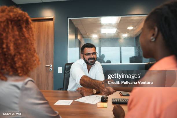 handshake at the business meeting - social contract stockfoto's en -beelden