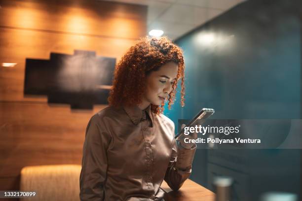 mujer joven usando un teléfono inteligente - folding fotografías e imágenes de stock