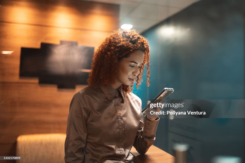 Jovem usando telefone inteligente