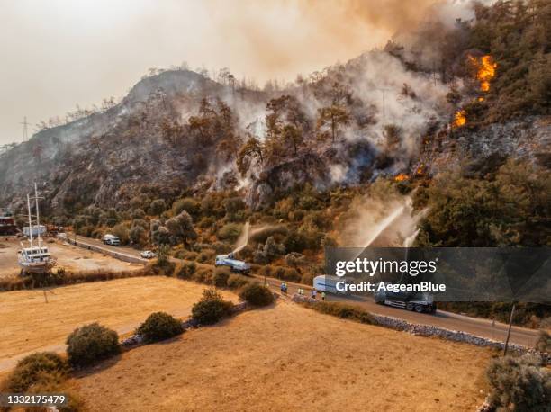 luftbild feuerwehrmann im kampf gegen waldbrand - wildfire stock-fotos und bilder