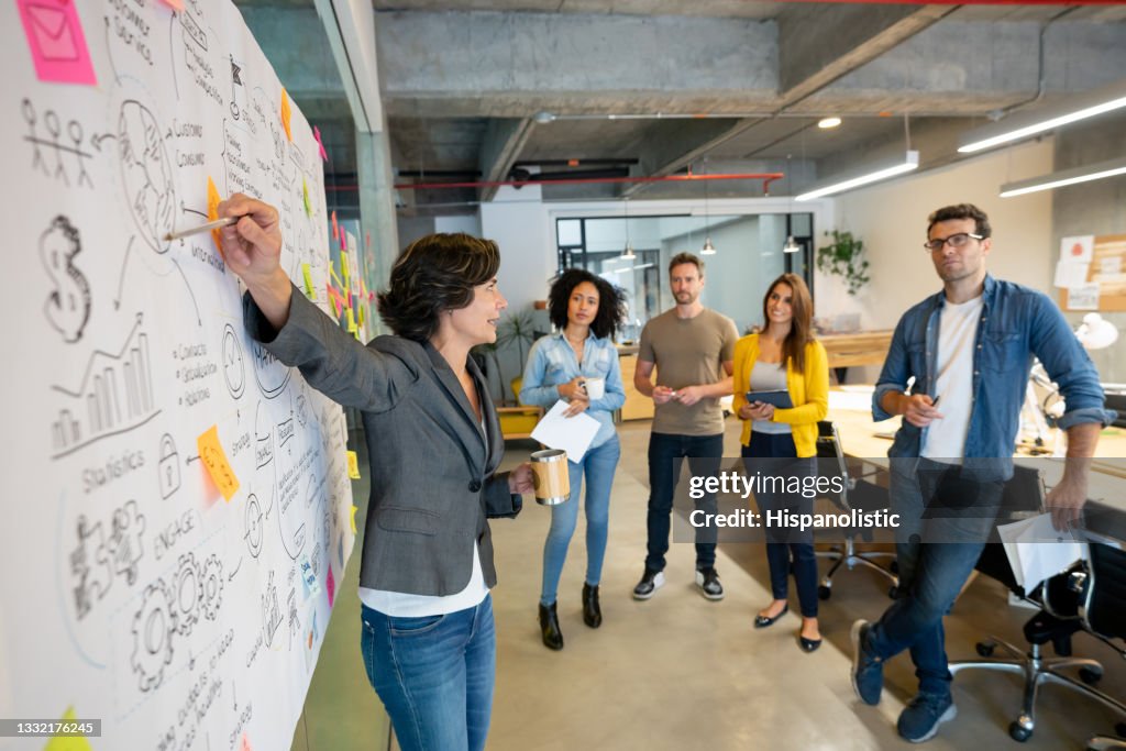 Frau, die eine Geschäftspräsentation in einem kreativen Büro macht