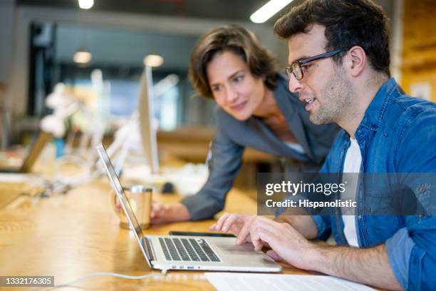 coworkers sharing ideas at a creative office - 45 49 jaar stockfoto's en -beelden