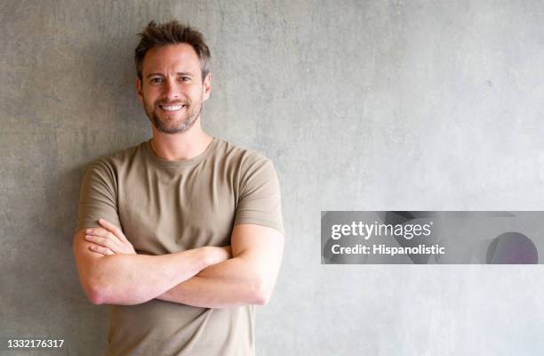 glücklicher lateinamerikanischer mann, der lächelnd in die kamera schaut - 43 stock-fotos und bilder