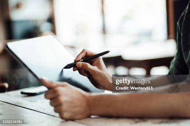 businessman using graphic tablet at cafe - graphic designer fotografías e imágenes de stock