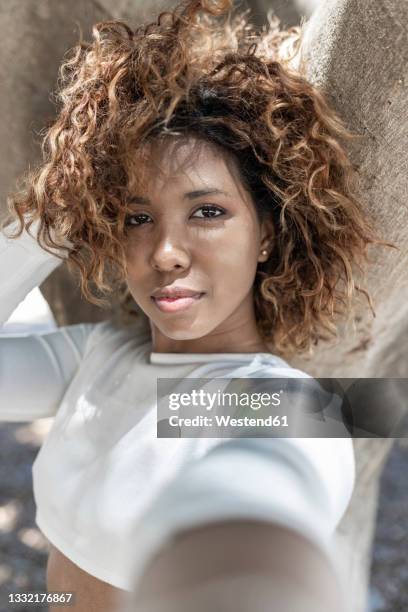 young woman with messy hair taking selfie - frizzy fotografías e imágenes de stock