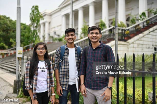 portrait of university students in the campus - indian boy portrait stockfoto's en -beelden