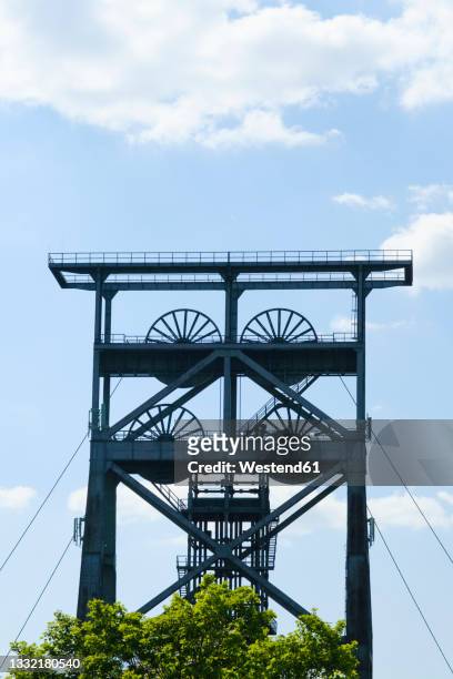 metallic shaft tower at dortmund, north rhine westphalia, germany - dortmund stad stock-fotos und bilder