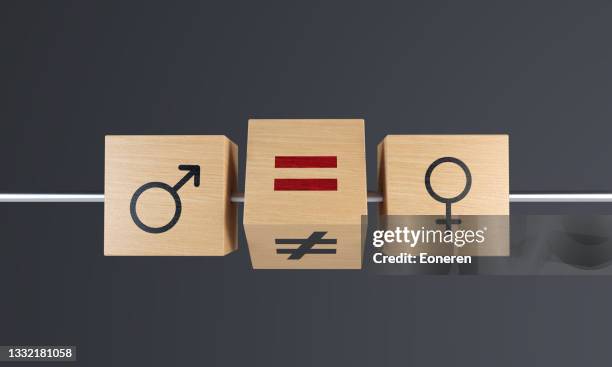 geschlechterungleichheit mit holzklötzen - gender equality stock-fotos und bilder