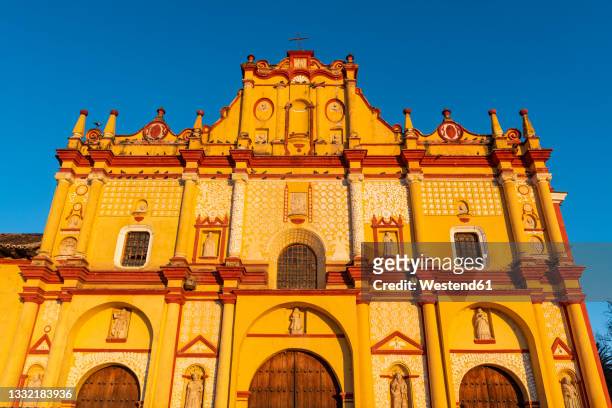 mexico, chiapas, san cristobal de las casas, facade of catedral de san cristobal de las casas - chiapas stock pictures, royalty-free photos & images
