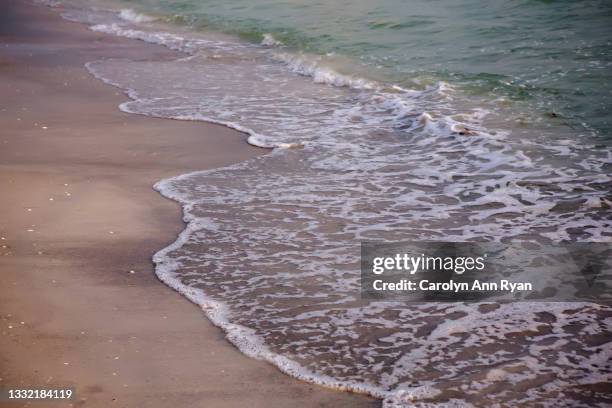 ocean wave - clear water foto e immagini stock