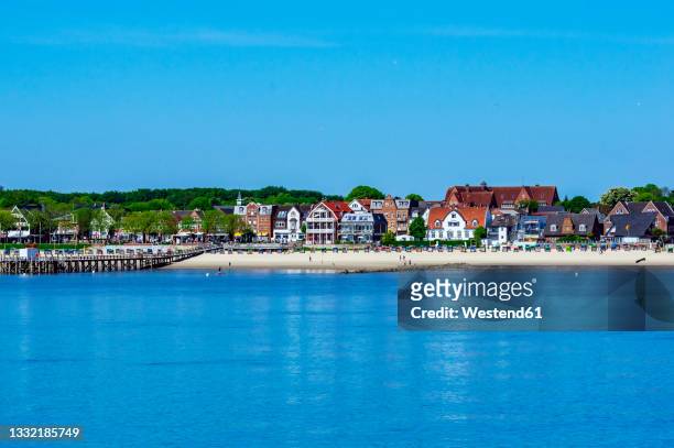 germany, schleswig-holstein, wyk auf fohr, clear sky over coastal town on fohr island in summer - foehr island photos et images de collection