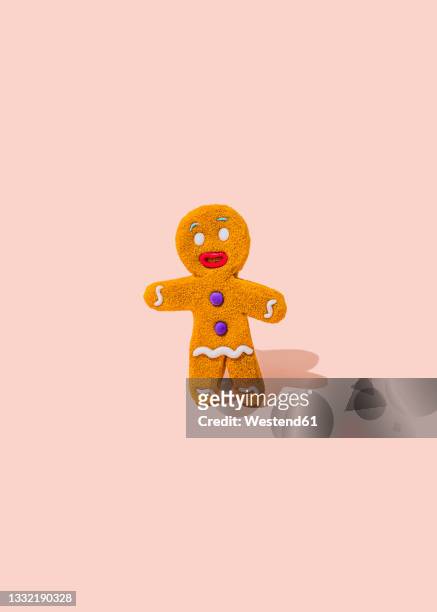 studio shot of single gingerbread cookie - gingerbread cookie foto e immagini stock