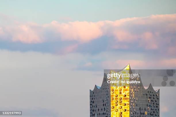 la hamburgo elbphilharmonie en la luz de la tarde. - elbphilharmonie fotografías e imágenes de stock