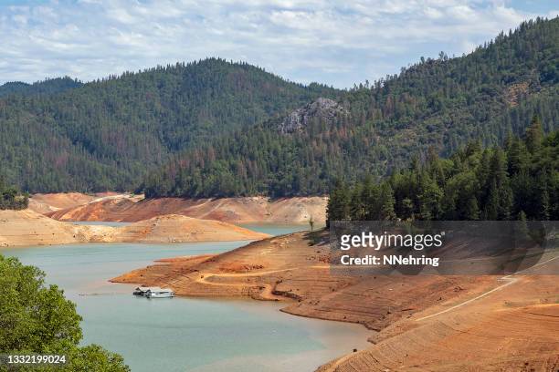 low water level at shasta lake, california due to drought - california stock pictures, royalty-free photos & images